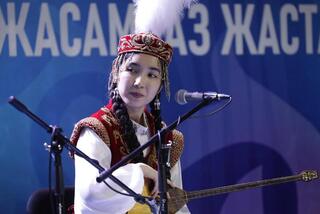 В Казахстане прошел республиканский айтыс среди школьников «Қола домбыра»