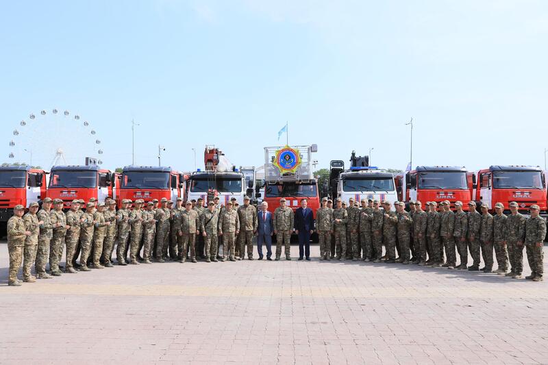 Глава МЧС вручил актюбинским спасателям спецтехнику и ключи от служебных квартир