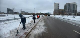 Более 700 единиц спецтехники задействуют в снегоуборочных работах ночью в Астане