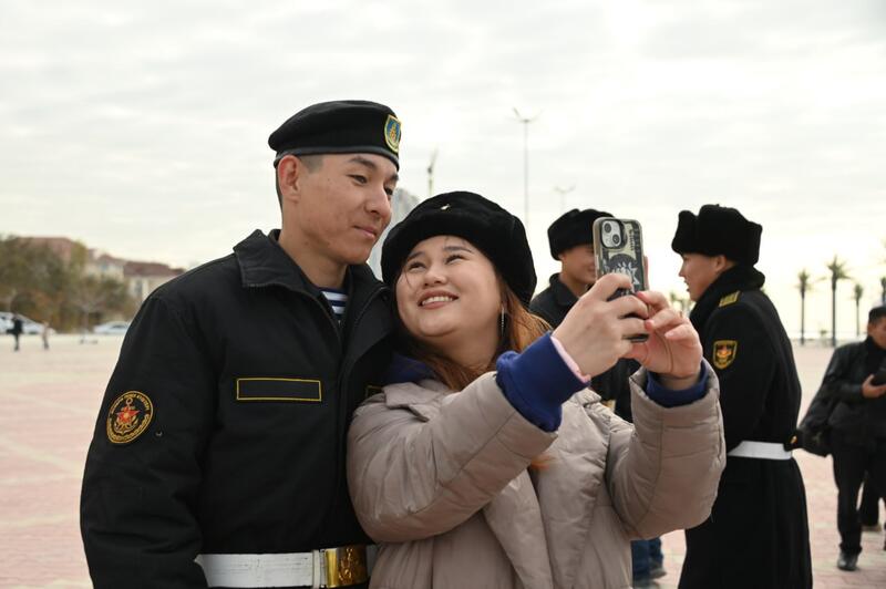 На берегу Каспия более 200 матросов присягнули на верность Родине