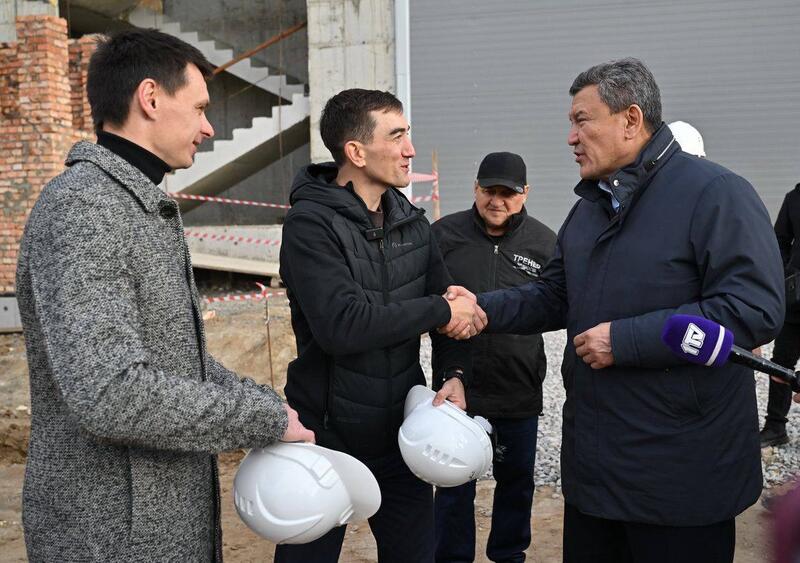 Спортсмены ознакомились со строительством новой ледовой ареной