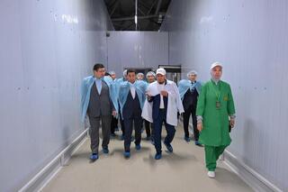 Министр сельского хозяйства ознакомился с деятельностью предприятий по переработке мясной продукции и выращиванию овощей в регионе