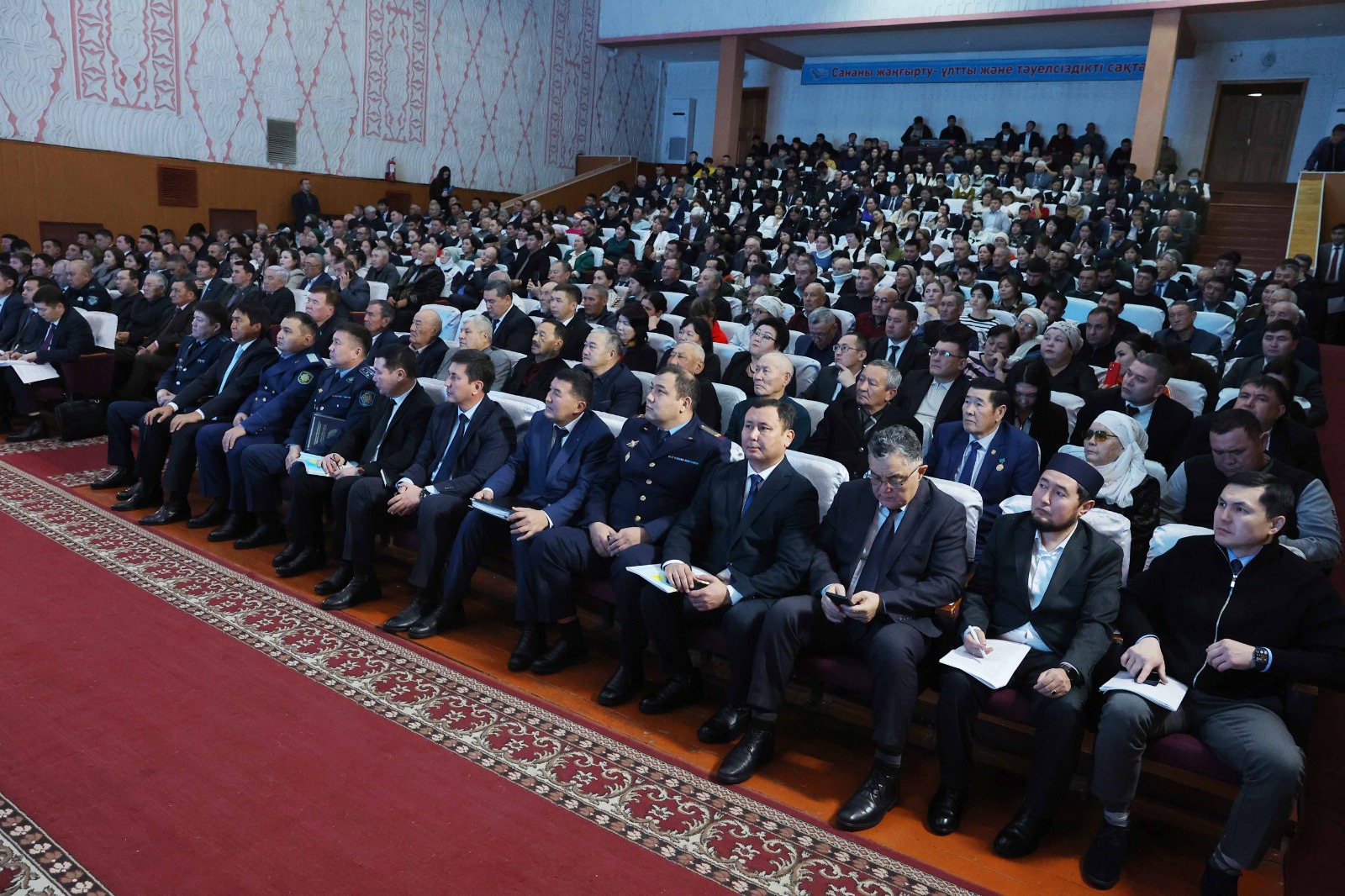 Ербол Карашукеев встретился с жителями Байзакского района