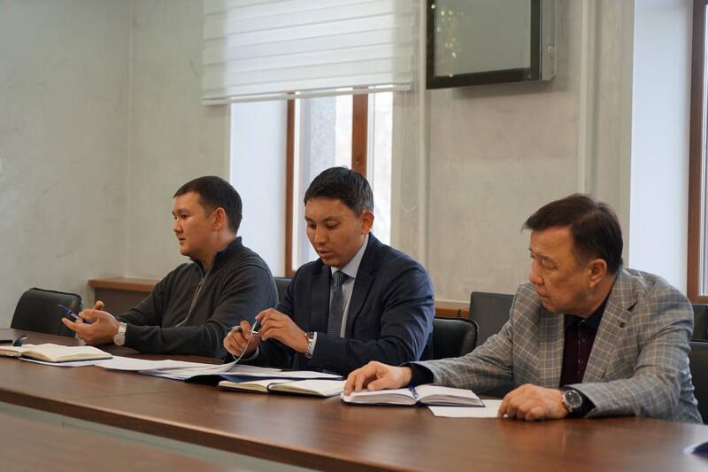 Аким города провел встречу с подрядчиками: в Усть-Каменогорске продолжается ремонт дорог
