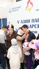 С шашу, цветами и объятиями: в Караганде встретили героев Параазиатских игр