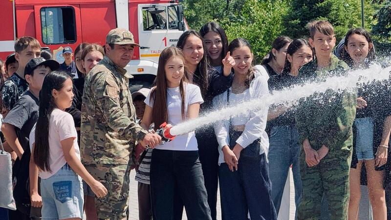 В День защиты детей спасатели по всей стране провели уроки безопасности