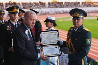 Президент Турции вручил диплом офицеру Национальной гвардии МВД РК