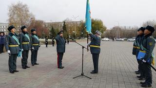 Первый замминистра обороны вручил Боевое знамя бригаде теробороны в Семее