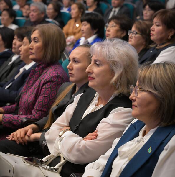 Аким Павлодарской области поздравил учителей с профессиональным праздником