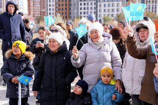 Государственный флаг в честь Дня Республики торжественно подняли в Караганде