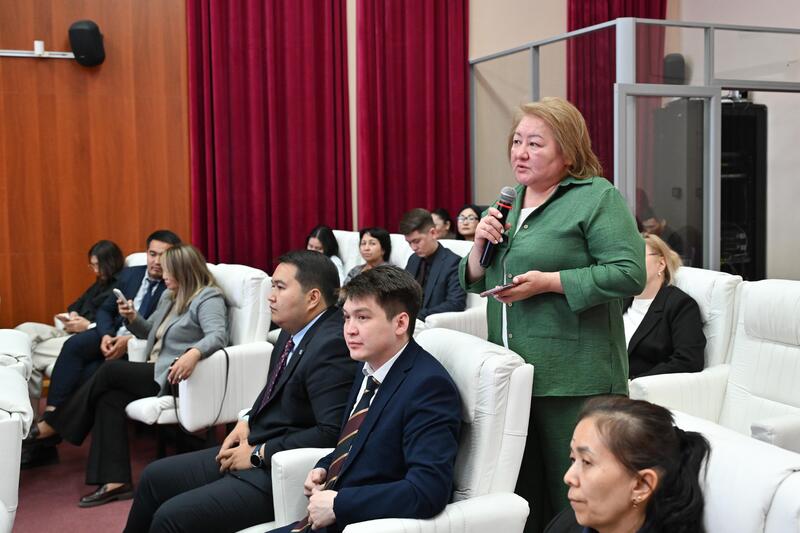 Конституция как основа модернизации общества: в Академии госуправления прошел научный семинар