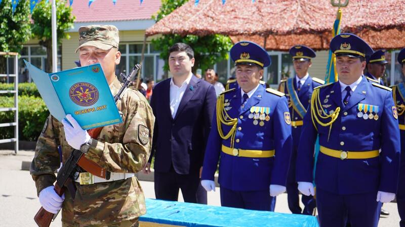 89 участников проекта Sarbaz+ приняли Военную присягу в Алматинской области