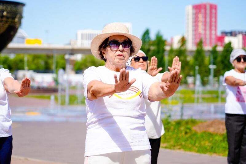 В Астане для пенсионеров организовали особую утреннюю тренировку