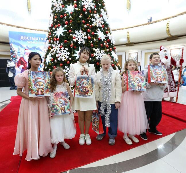 В Алматы новогодняя ёлка подарила праздник 400 воспитанникам соцучреждений