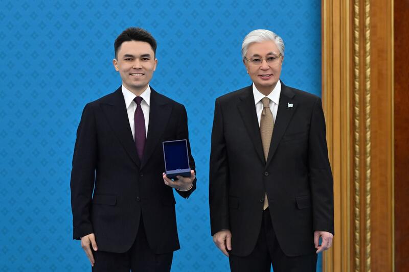 ГЛАВА ГОСУДАРСТВА ВРУЧИЛ КЛЮЧИ ОТ КВАРТИР МОЛОДЫМ УЧЕНЫМ