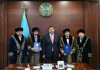 Глава региона поздравил писателей Тынымбая Нурмагамбетова и Куандыка Туменбаева с юбилеем