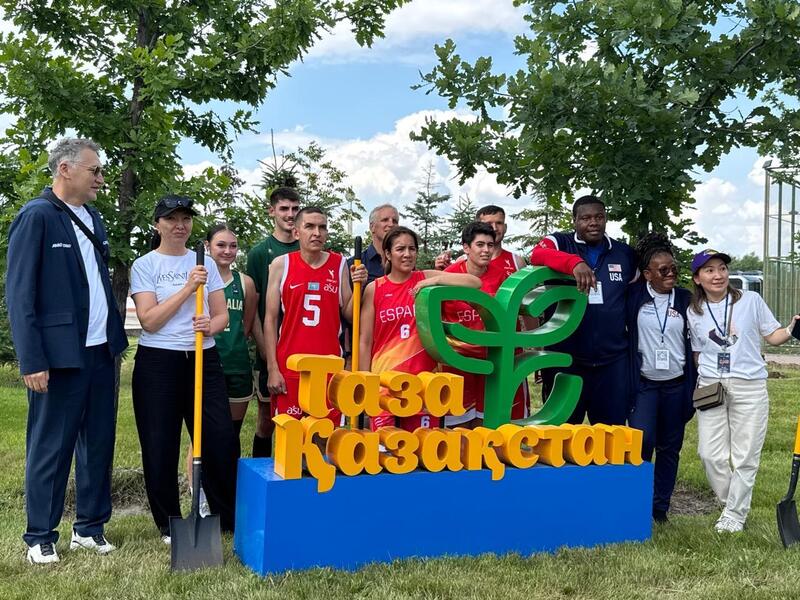 «Таза Қазақстан»: участники чемпионата мира по баскетболу посадили деревья в Астане