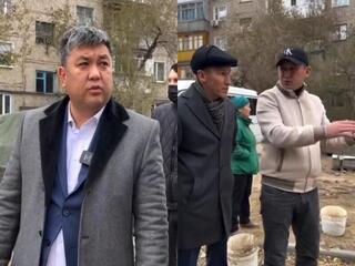 Аким города Сатпаев Шапағат Әубәкір осмотрел детские игровые площадки