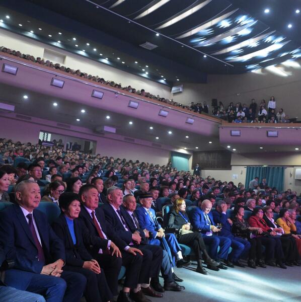 Аким Павлодарской области поздравил учителей с профессиональным праздником