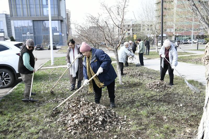 «Таза Қазақстан»: около 200 сотрудников цирка вышли на субботник в Астане