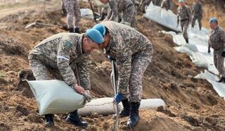 Свыше 300 военнослужащих Десантно-штурмовых войск борются с паводками в ЗКО