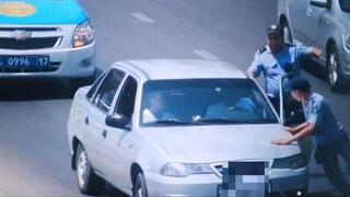 Полицейский, рискуя жизнью, остановил опасного водителя в Шымкенте