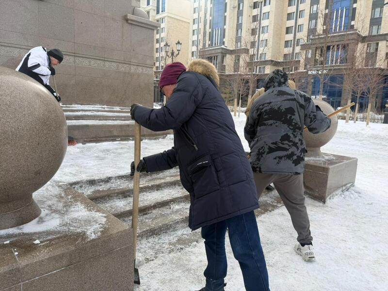 В Астане на территории монумента «Қазақ еліне мың алғыс» провели уборку