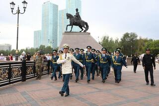 Центральный военный оркестр Министерства обороны наполнил набережную реки Есиль праздничной музыкой