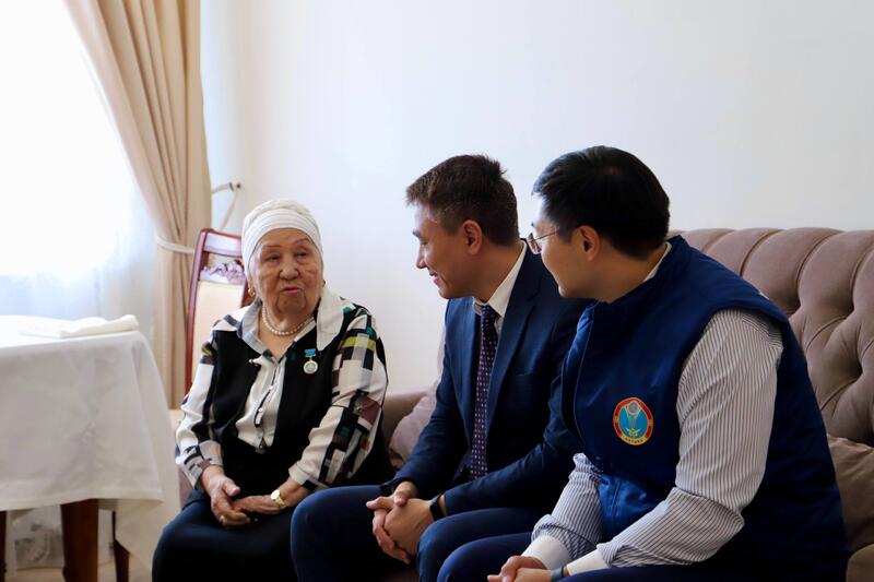 О. Анафин поздравил ветеранов труда с Днем пожилых людей