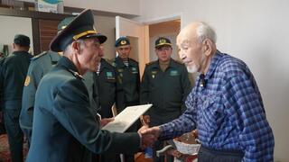 В Алматы военнослужащие Вооруженных сил поздравили ветерана войны