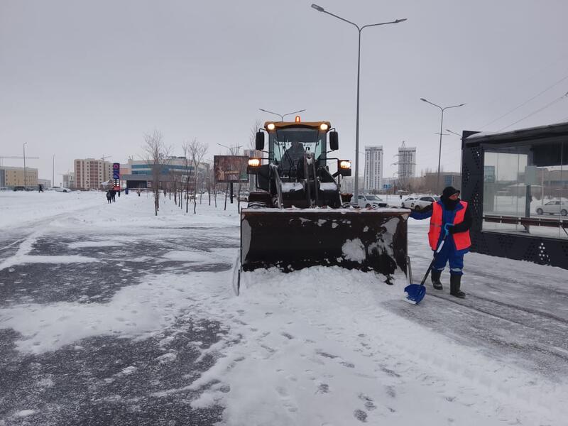 В Астане на снегоуборочные работы вывели более 1,7 тыс. единиц спецтехники