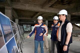 Аким Алматы Дархан Сатыбалды ознакомился с ходом реконструкции театра им. Ауэзова