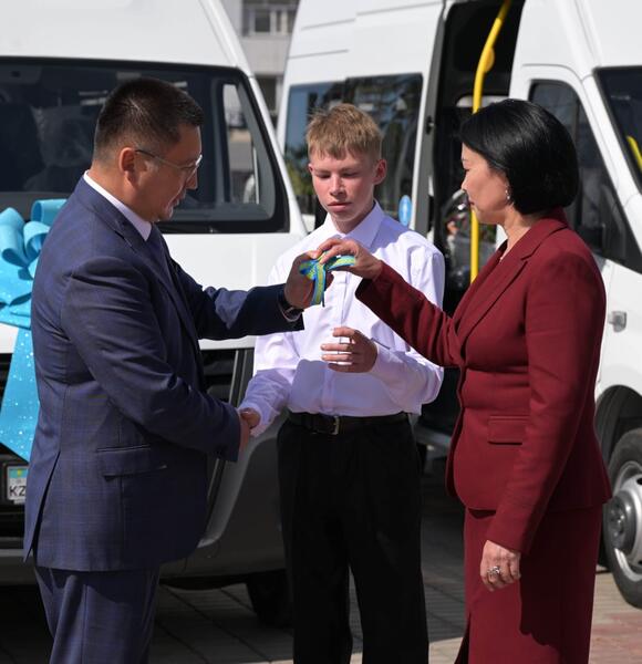 Подарок тем, кто дарит заботу: передача новых автомобилей учреждениям для детей-сирот и оставшихся без попечения родителей