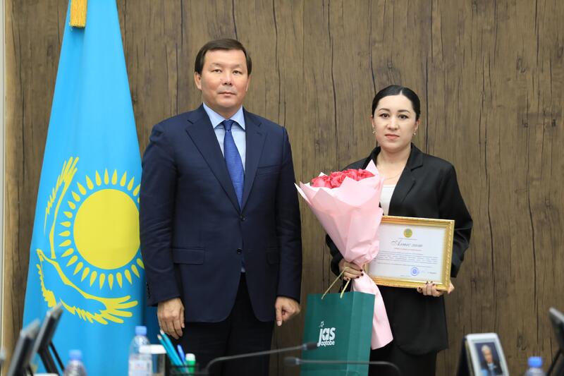 Асхат Шахаров наградил активную молодежь