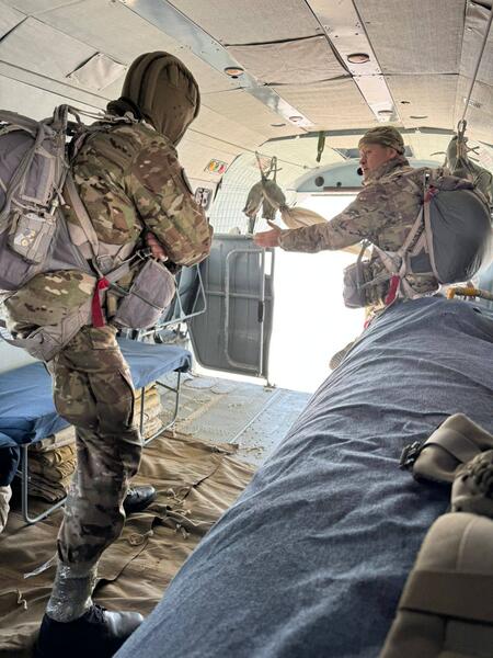 Курсанты военного института впервые выполнили учебные прыжки с парашютом