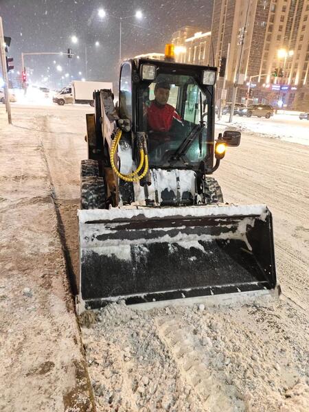 Более 1 600 единиц спецтехники задействовано в снегоуборочных работах в Астане