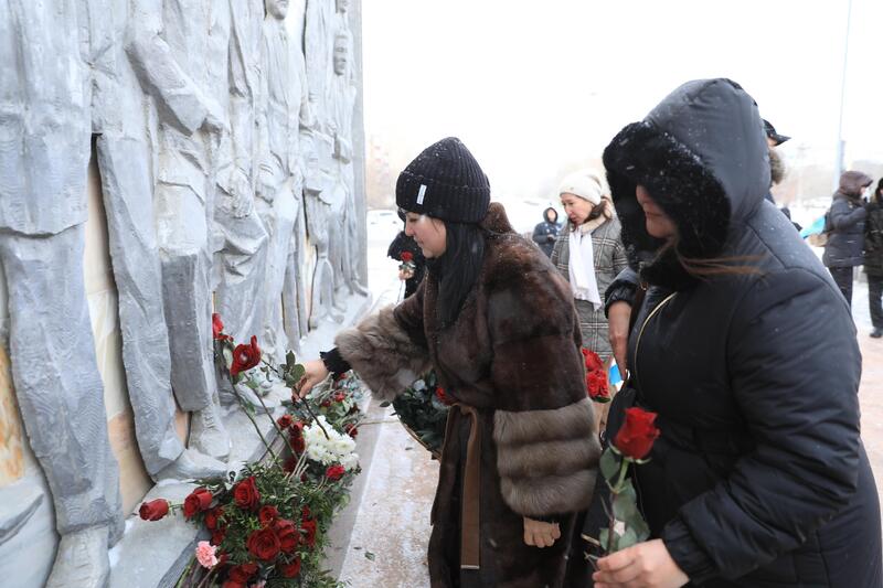 В День Независимости актюбинцы возложили цветы к мемориальному комплексу «Азаттықтың ақ таңы»