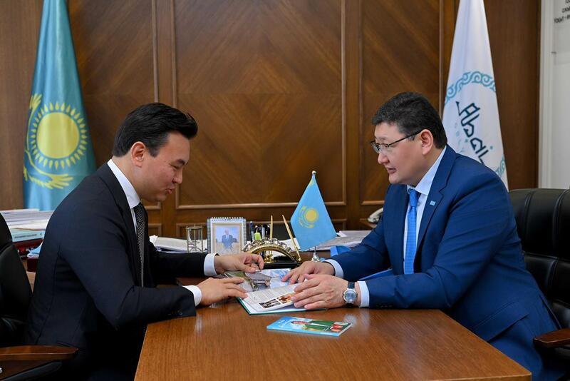 Аким области встретился с президентом Международного общества «Қазақ тілі» Рауаном Кенжеханулы