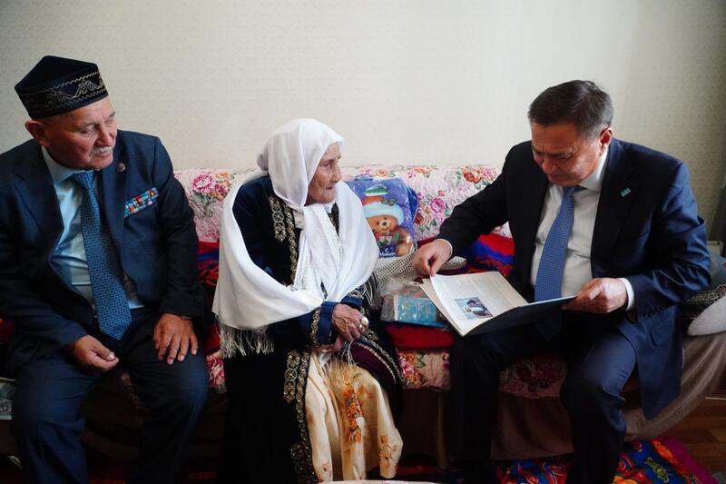 Аким области ознакомился с социальными объектами и новым производством в Аккольском районе