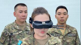 Военнослужащая Военного института Сухопутных войск осваивает сборку FPV-дронов