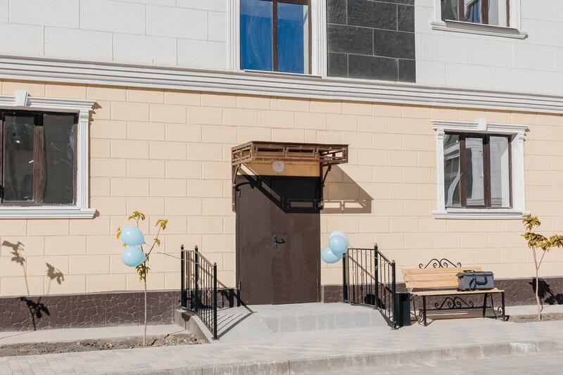 В Атырау в честь Дня города жителям аварийных домов вручили ключи от новых квартир