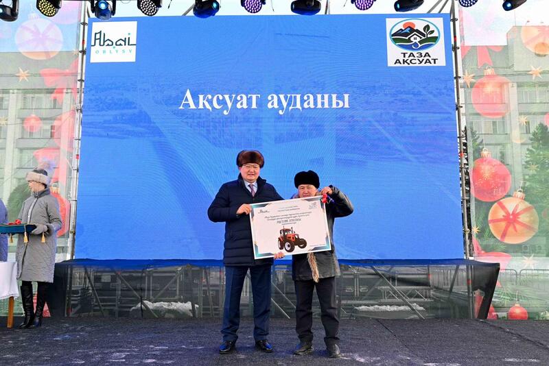 Победителям областного конкурса «Үлгілі ауыл» вручены 20 тракторов