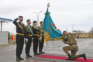 Свыше 600 морских пехотинцев завершили срочную службу в Актау, часть из них остается служить по контракту