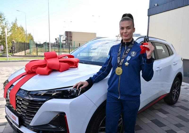 В Северо-Казахстанской области чествовали чемпионку мира по боксу Наталью Богданову