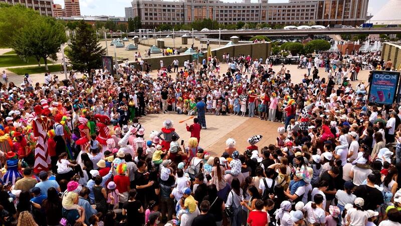 В Астане прошел парад клоунов с участием артистов из разных стран