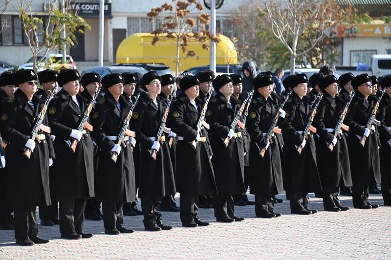 На берегу Каспия более 200 матросов присягнули на верность Родине