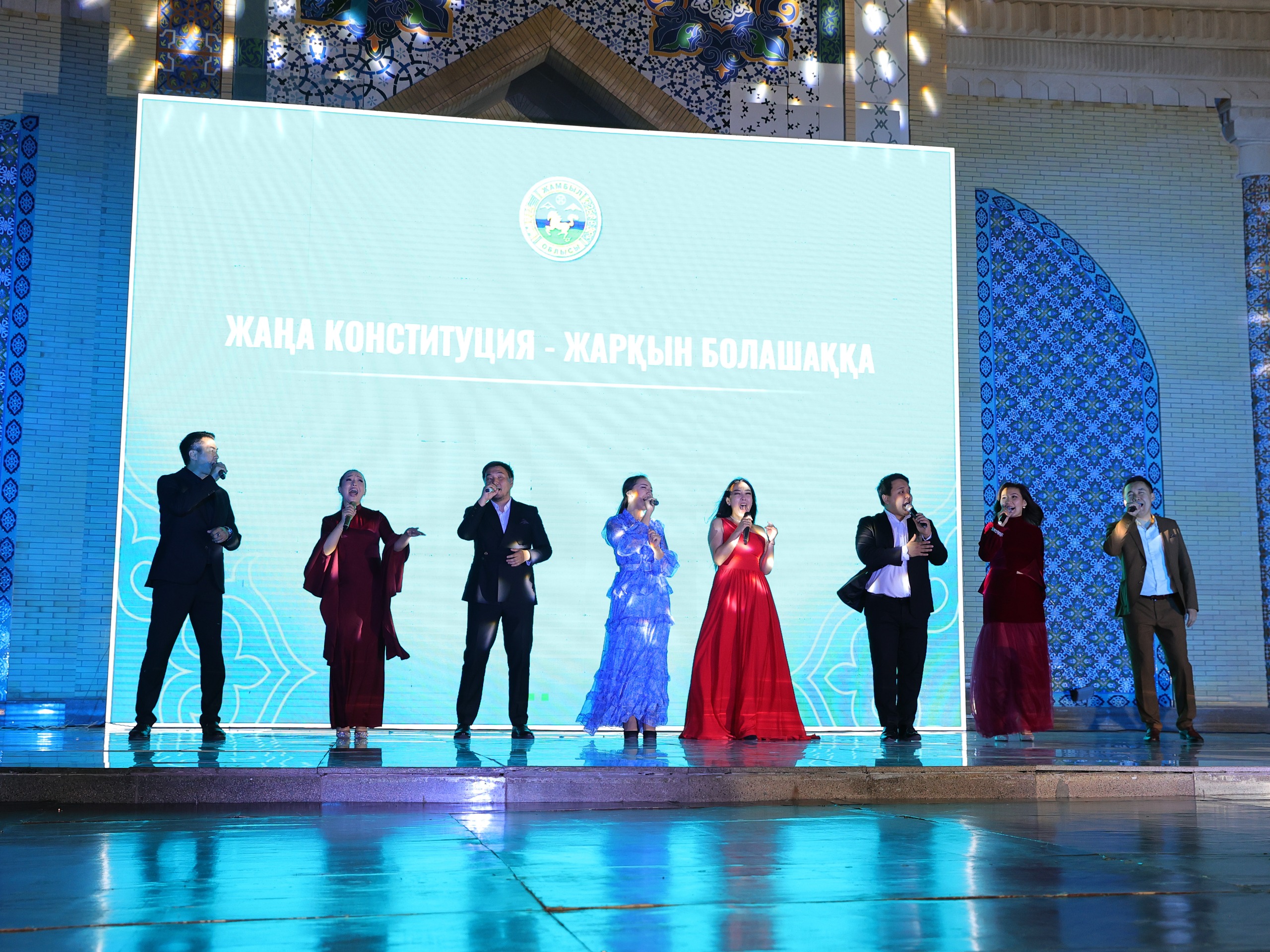 С новой Конституцией — к светлому будущему!