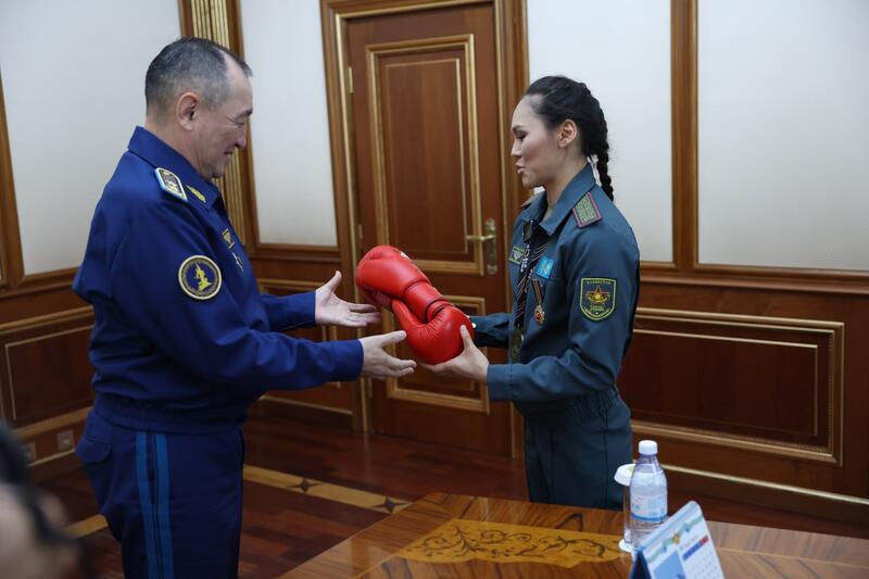 Министр обороны наградил медалью двукратную чемпионку мира по боксу