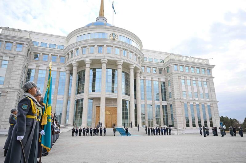 Президент принял участие в церемонии поднятия Государственного флага