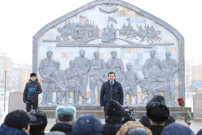 В День Независимости актюбинцы возложили цветы к мемориальному комплексу «Азаттықтың ақ таңы»